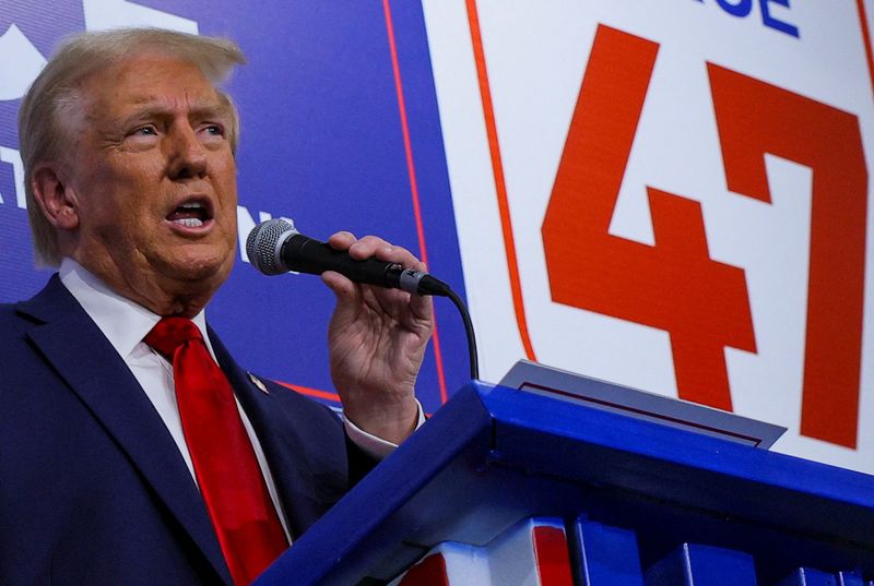 ©Reuters. Republican presidential candidate and former U.S. President Donald Trump speaks during a visit to his campaign office in Hamtramck, Michigan, U.S., October 18, 2024. REUTERS/Brian Snyder