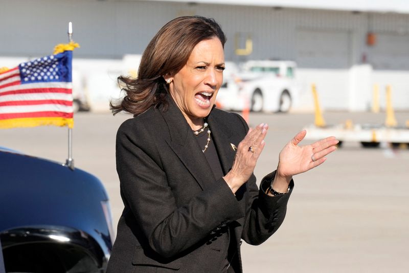 &copy; Reuters. A vice-presidente democrata candidata à presidência, Kamala Harris, caminha até o Força Aérea Dois ao partir do Aeroporto Internacional Gerald R. Ford em Grand Rapids, Michigann18/10/2024nJacquelyn Martin/Pool via REUTERS