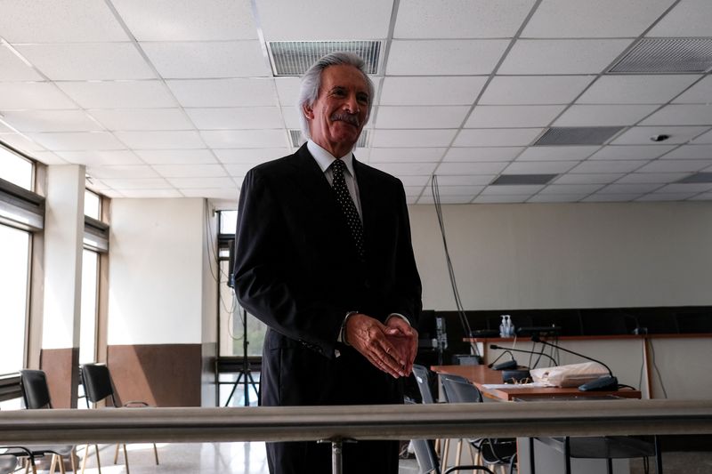 ©Reuters. Jailed journalist Jose Ruben Zamora Marroquin, founder and president of El Periodico newspaper, awaits the start of a court hearing in Guatemala City, Guatemala, October 18, 2024. REUTERS/Josue Decavele