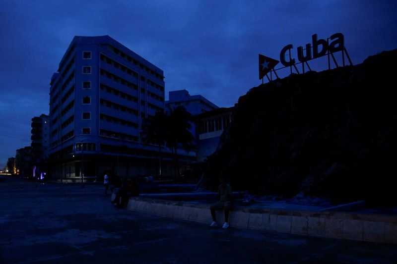 © Reuters. People gather in a plaza as Cuba is hit by an island-wide blackout, in Havana, Cuba, October 18, 2024. REUTERS/Norlys Perez