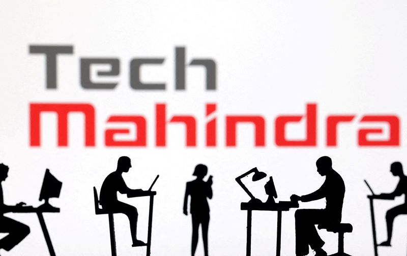 © Reuters. FILE PHOTO: Figurines with computers and smartphones are seen in front of Tech Mahindra logo in this illustration taken, February 19, 2024. REUTERS/Dado Ruvic/Illustration/File Photo