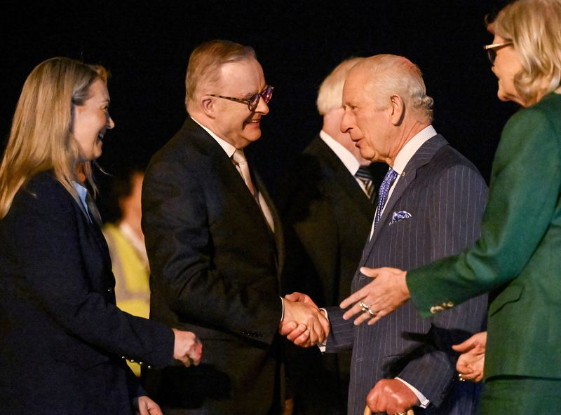 &copy; Reuters. King Charles III and Queen Camilla greeted by The Prime Minister of Australia, The Honourable Anthony Albanese MP and his partner Ms Jodie Haydon while arriving at Sydney Airport, Australia - 18 Oct 2024.    Victoria Jones/Pool via REUTERS