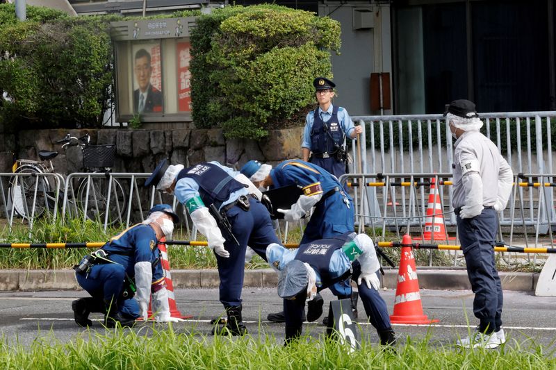 © Reuters. Police investigate an incident outside the headquarters of the Liberal Democratic Party, where according to local media, what appeared to be a Molotov cocktail was thrown, in Tokyo, Japan October 19, 2024. REUTERS/Kim Kyung-Hoon 