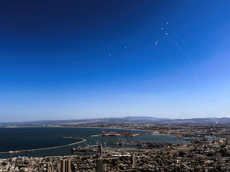 © Reuters. Israel's Iron Dome anti-missile system, Haifa, October 19, 2024. REUTERS/Artorn Pookasook