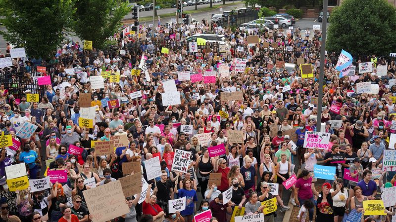 &copy; Reuters. FILE PHOTO: Demonstrators gather in front of Planned Parenthood after the United States Supreme Court ruled in the Dobbs v. Jackson Women's Health Organization Abortion case, overturning the landmark Roe v Wade abortion decision, in St. Louis, Missouri, U