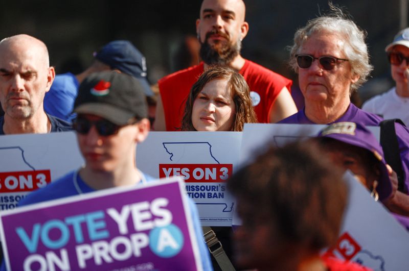 © Reuters. Rachel Sweet, campaign manager for Missourians for Constitutional Freedom, joins a rally at a local UAW office in support of Amendment 3, which would establish a constitutional right to abortion if passed in November, in Kansas City, Missouri, U.S., October 12, 2024. REUTERS/Evelyn Hockstein