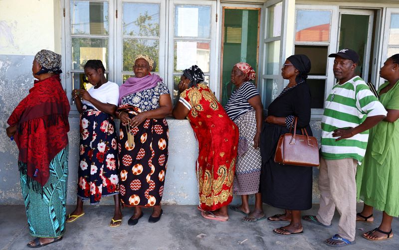 &copy; Reuters. FILE PHOTO: Locals queue before casting their votes during the general elections in Inhambane, in southern Mozambique, October 9, 2024. REUTERS/Siphiwe Sibeko/File Photo