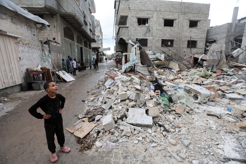 &copy; Reuters. FILE PHOTO: A Palestinian boy looks on at the site of an Israeli strike on a house, amid the Israel-Hamas conflict, in Nuseirat in the central Gaza Strip, October 1, 2024. REUTERS/Ramadan Abed/File Photo