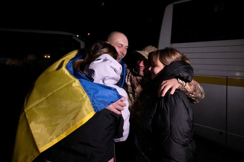 © Reuters. A Ukrainian prisoner of war (POW) embraces his relatives after a swap, amid Russia's attack on Ukraine, in an undisclosed location in Ukraine, in this handout picture obtained on October 19, 2024. Ukrainian Presidential Press Service/Handout via REUTERS