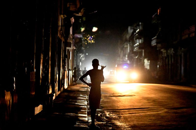 &copy; Reuters. People stand in the street at night as Cuba is hit by an island-wide blackout, in Havana, Cuba, October 18, 2024. REUTERS/Norlys Perez