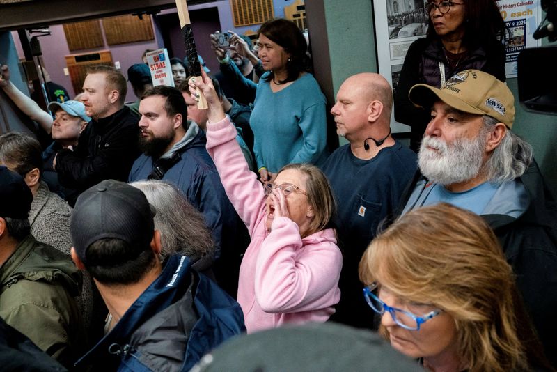 © Reuters. Striking Boeing workers, Seattle, October 15, 2024. REUTERS/David Ryder