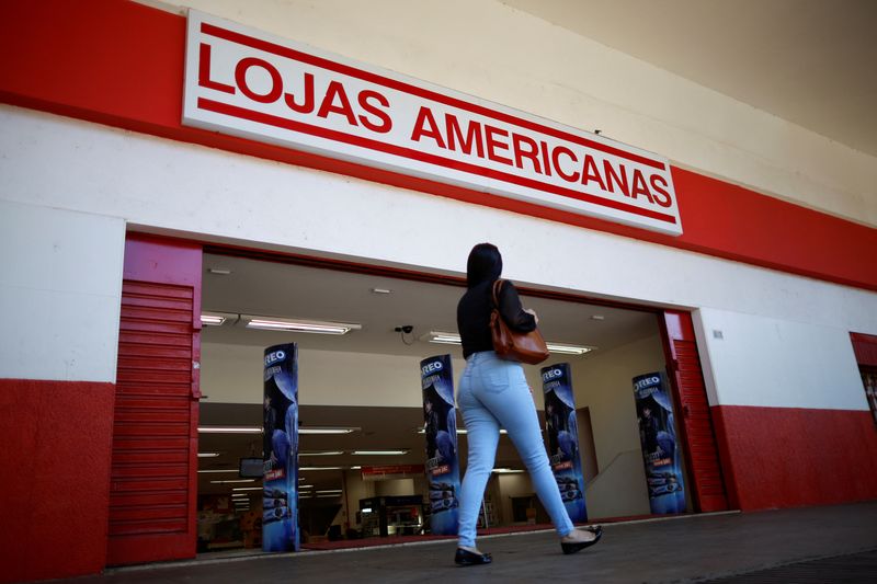 ©Reuters. FOTO DE ARQUIVO: Uma mulher caminha em frente a uma loja da Lojas Americanas em Brasília, Brasil, 27 de junho de 2024. REUTERS/Adriano Machado/Foto de arquivo