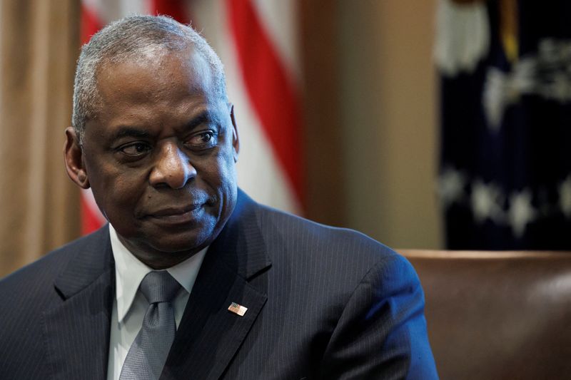 ©Reuters. FILE PHOTO: U.S. Defense Secretary Lloyd Austin listens to remarks from U.S. President Joe Biden during a cabinet meeting in the West Wing of the White House in Washington, U.S., September 20, 2024. REUTERS/Tom Brenner/File Photo