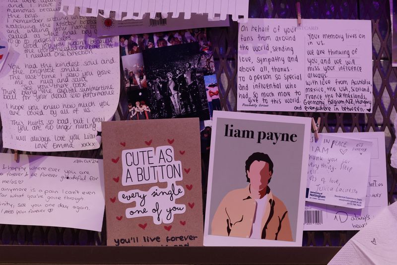 © Reuters. Tributes to former One Direction band member Liam Payne are seen at the Hard Rock Cafe in Piccadilly Circus, in London, Britain, October 19, 2024. REUTERS/Hollie Adams 