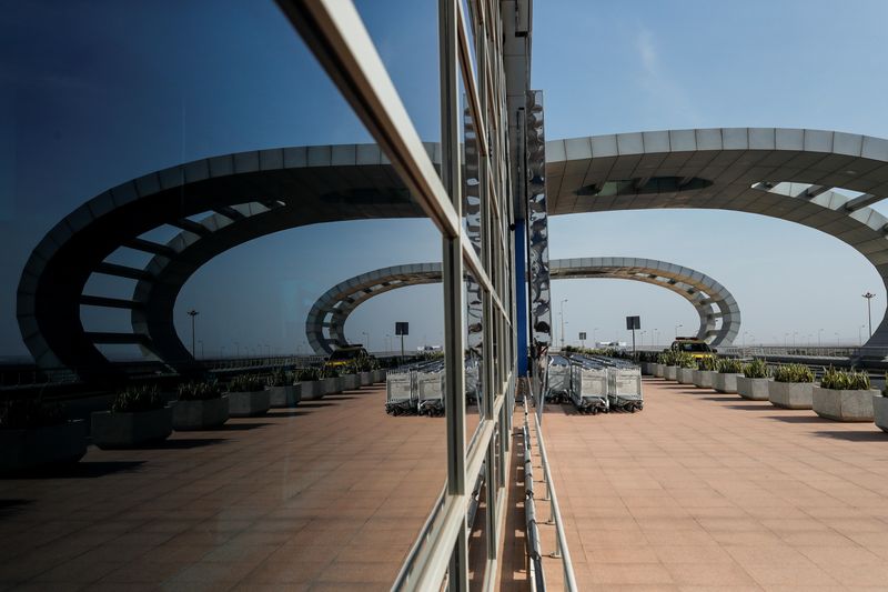 © Reuters. FILE PHOTO: Blaise Diagne International Airport in Thies, Senegal, March 28, 2020. REUTERS/Zohra Bensemra/File photo