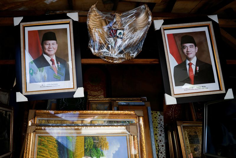 &copy; Reuters. Pictures of Indonesian President-elect Prabowo Subianto and Vice President-elect Gibran Rakabuming Raka, the son of outgoing President Joko "Jokowi" Widodo, hang at a stall, ahead of their inauguration, in Jakarta, Indonesia, October 18, 2024. REUTERS/Wil