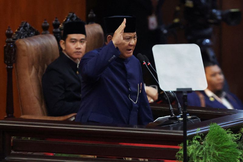 © Reuters. Indonesia's new President Prabowo Subianto gives a speech after being inaugurated at the House of Representative building in Jakarta, October 20, 2024. REUTERS/Ajeng Dinar Ulfiana