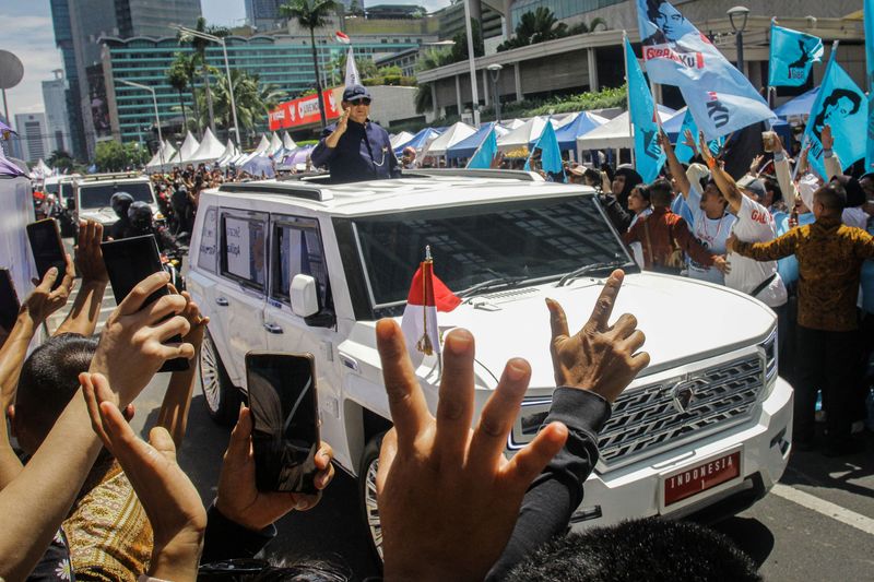 © Reuters. Indonesia's new President Prabowo Subianto greets people as he rides in a car after his presidential inauguration in Jakarta, Indonesia, October 20, 2024, in this photo taken by Antara Foto. Antara Foto/Zaky Fahreziansyah/via REUTERS  