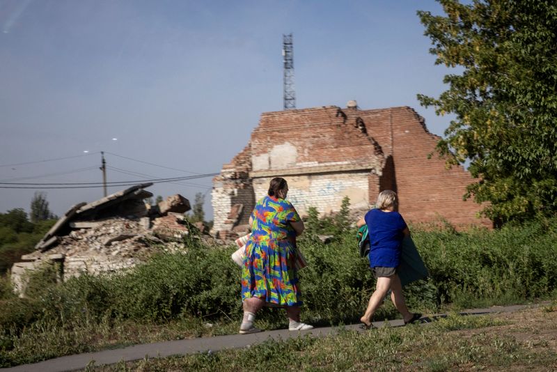 © Reuters. Women run for cover as rounds of shelling hit nearby, amid Russia's attack on Ukraine, in Selydove near Pokrovsk, Ukraine, August 22, 2024.  REUTERS/Thomas Peter