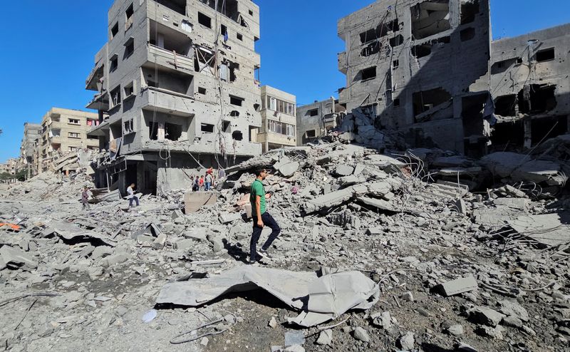 © Reuters. Palestinians gather at the site of Israeli strikes on houses and residential buildings, amid the ongoing Israel-Hamas conflict, in Beit Lahiya, in the northern Gaza Strip October 20, 2024. REUTERS/Abdul Karim Farid