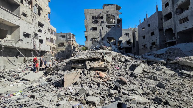 &copy; Reuters. Palestinians gather at the site of Israeli strikes on houses and residential buildings, amid the ongoing Israel-Hamas conflict, in Beit Lahiya, in the northern Gaza Strip October 20, 2024. REUTERS/Abdul Karim Farid