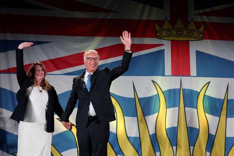 © Reuters. B.C. Conservatives leader John Rustad holds the hand of his wife Kim as he speaks to party supporters after polling closed at his provincial election night headquarters in Vancouver, British Columbia, Canada October 19, 2024. REUTERS/Chris Helgren     TPX IMAGES OF THE DAY