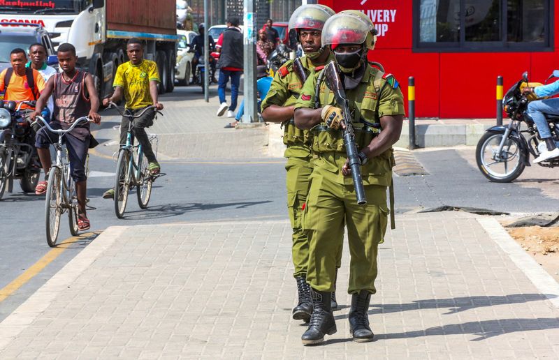 © Reuters. FILE PHOTO: Tanzania riot police officers walk during the protests to condemn a series of kidnappings and murders in Dar es Salaam, Tanzania, September 23, 2024. REUTERS/Emmanuel Herman/File Photo