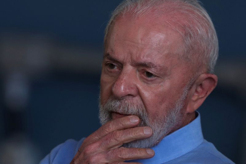 &copy; Reuters. FILE PHOTO: Brazil's President Luiz Inacio Lula da Silva speaks during the arrival of Brazilian citizens from Lebanon, in Guarulhos, Brazil, October 6, 2024. REUTERS/Carla Carniel/File Photo