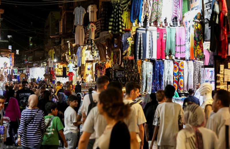 © Reuters. FILE PHOTO: People walk through the Khan el-Khalili popular tourist market area in old Cairo, Egypt, September 11, 2024. REUTERS/Mohamed Abd El Ghany/File photo