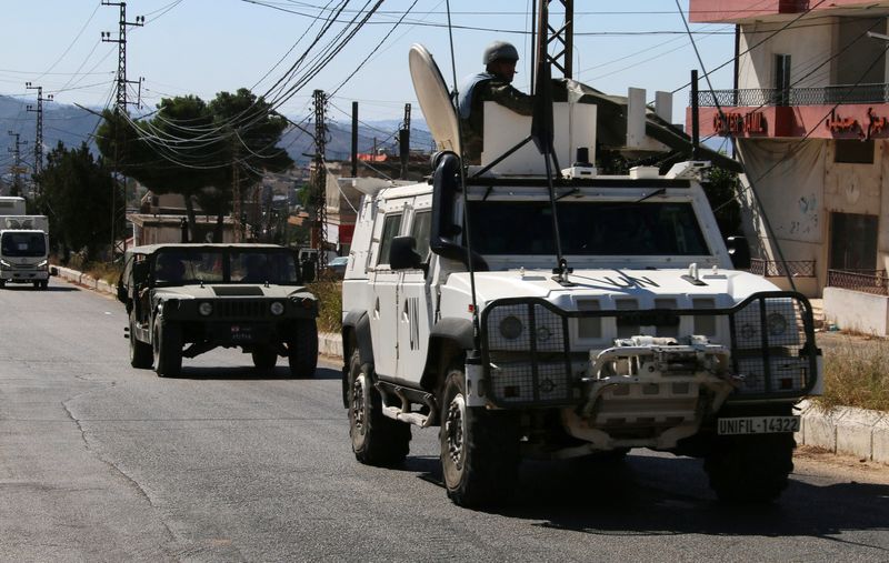 &copy; Reuters. United Nations peacekeepers (UNIFIL) and Lebanese army vehicles drive in the town of Qlayaa, near the border with Israel, amid ongoing hostilities between Hezbollah and Israeli forces, southern Lebanon October 19, 2024. REUTERS/Karamallah Daher