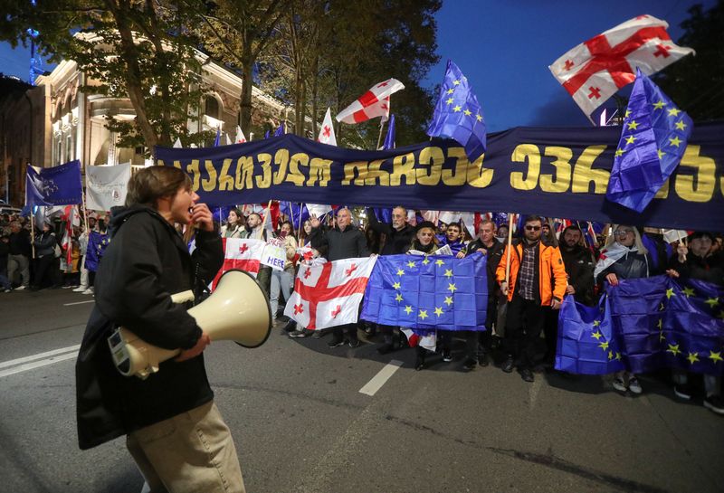 &copy; Reuters. Supporters of Georgia's pro-Western and pro-EU opposition groups hold a joint final campaign rally ahead of the upcoming parliamentary elections in Tbilisi, Georgia October 20, 2024. REUTERS/Irakli Gedenidze