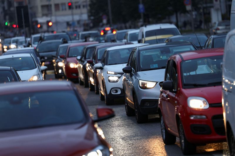 &copy; Reuters. FILE PHOTO: Cars are seen waiting in traffic on a road near Porta Nuova district in Milan, Italy, October 25, 2023. REUTERS/Claudia Greco/File photo