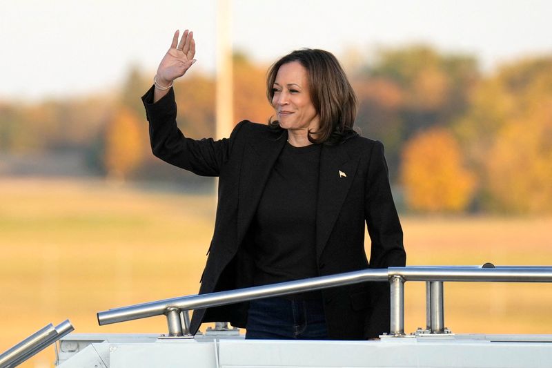 &copy; Reuters. FILE PHOTO: Democratic presidential nominee and U.S. Vice President Kamala Harris  boards Air Force Two at Capital Region International Airport in Lansing, Michigan, U.S., Oct. 18, 2024.   Jacquelyn Martin/Pool via REUTERS/File Photo