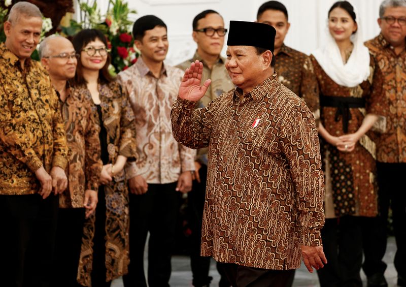 © Reuters. Indonesia's newly inaugurated President Prabowo Subianto gestures after announcing his cabinet ministers at the Presidential palace in Jakarta, October 20, 2024. REUTERS/Willy Kurniawan