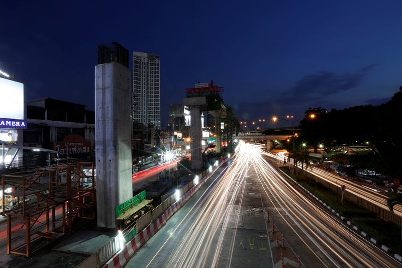 &copy; Reuters. Cars pass a Skytrain (Bangkok Mass Transit System) construction site in Bangkok, Thailand May 13, 2018. REUTERS/Soe Zeya Tun/ File Photo