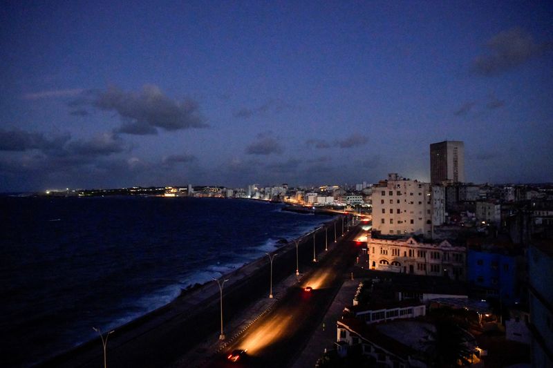 © Reuters. Cars drive on Havana's seafront boulevard Malecon as the country's electrical grid collapsed again on Sunday, according to Cuba's energy and mines ministry, in the latest setback to the government's efforts to restore power to the island, in Havana, Cuba October 20, 2024. REUTERS/Norlys Perez    