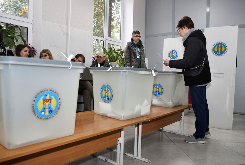 © Reuters. A voter casts a ballot at a polling station, as the country holds a presidential election and a referendum on joining the European Union, in Chisinau, Moldova October 20, 2024. REUTERS/Vladislav Culiomza