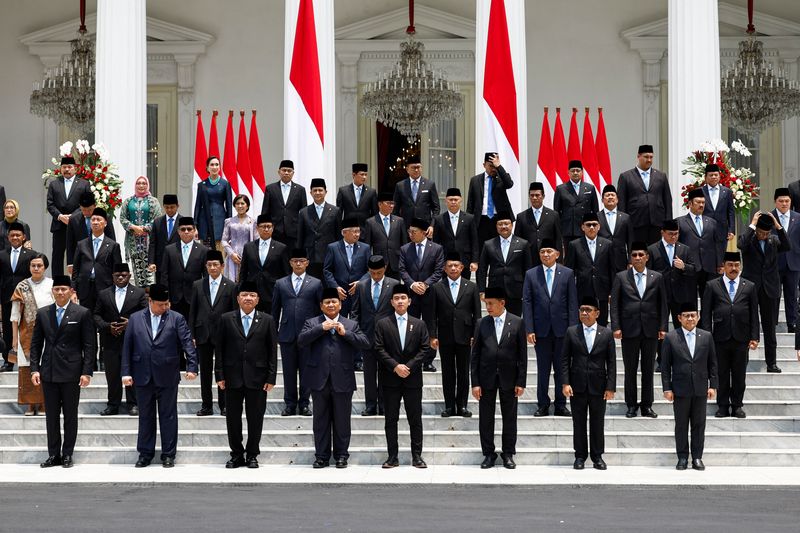 © Reuters. Indonesian President Prabowo Subianto, Vice President Gibran Rakabuming Raka, and newly appointed cabinet ministers prepare for group photos after the inauguration of the new cabinet, at the Presidential Palace in Jakarta, Indonesia, October 21, 2024. REUTERS/Willy Kurniawan