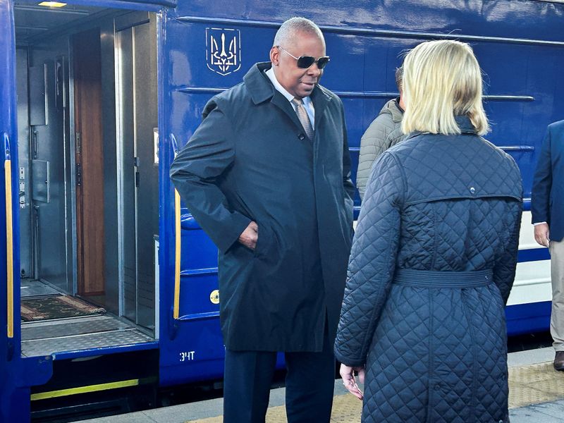 © Reuters. U.S. Defense Secretary Lloyd Austin arrives in Kyiv after an overnight train trip from Poland and is greeted by the U.S. Ambassador to Ukraine Bridget Brink, Ukraine October 21, 2024. Phil Stewart/REUTERS