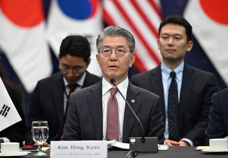 © Reuters. FILE PHOTO: South Korea's First Vice Foreign Minister Kim Hong-kyun (C) attends a trilateral meeting with United States Deputy Secretary of State Kurt M. Campbell and Japan's Vice Foreign Minister Masataka Okano at the Foreign Ministry in Seoul, South Korea on October 16, 2024. JUNG YEON-JE/Pool via REUTERS/File Photo