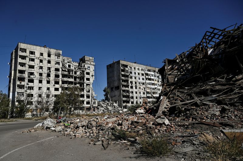 &copy; Reuters. FILE PHOTO: A view shows apartment buildings damaged by Russian military strikes in the town of Orikhiv, amid Russia's attack on Ukraine, near a front line in Zaporizhzhia region, Ukraine October 9, 2024. REUTERS/Stringer/File Photo