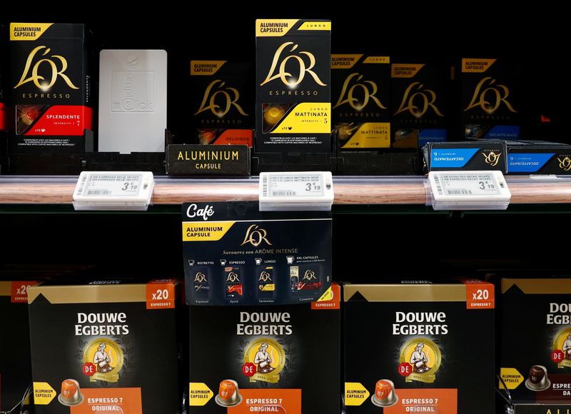 © Reuters. L'or and Douwe Egberts coffee packets are seen at a Carrefour supermarket in Brussels, Belgium, May 22, 2020. REUTERS/Francois Lenoir/ File Photo