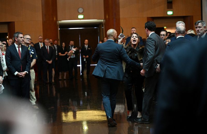 © Reuters. Australian Senator Lidia Thorpe stages a protest as Britain's King Charles and Queen Camilla attend a Parliamentary reception in Canberra, Australia - 21 Oct 2024. Victoria Jones/Pool via REUTERS