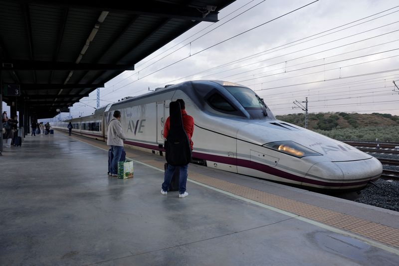 &copy; Reuters. Passengers wait to board an AVE high-speed (Talgo 350) train to Madrid at the Antequera-Santa Ana train station, in Antequera, Spain, October 14, 2024. REUTERS/Jon Nazca/ File Photo