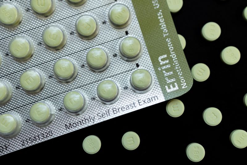 © Reuters. A pack of birth control pills is displayed in this illustration picture taken in Philadelphia, Pennsylvania, U.S., July 11, 2022. REUTERS/Hannah Beier/Illustration/File Photo