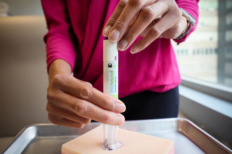 © Reuters. An injection pen of Zepbound, Eli Lilly’s weight loss drug, is displayed in New York City, U.S., December 11, 2023.  REUTERS/Brendan McDermid