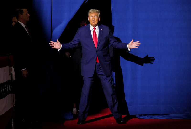 &copy; Reuters. Republican presidential nominee and former U.S. President Donald Trump participates in a campaign town hall meeting in Lancaster, Pennsylvania, U.S. October 20, 2024. REUTERS/Brian Snyder/File Photo