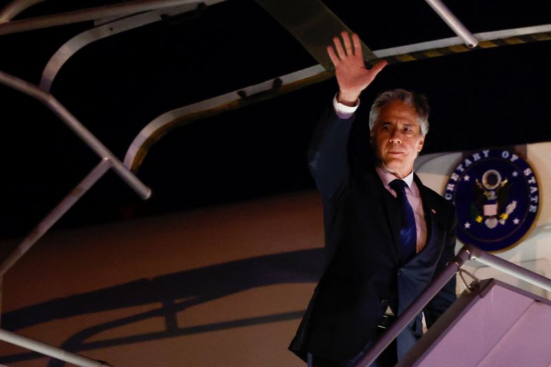 &copy; Reuters. U.S. Secretary of State Antony Blinken waves as he boards a plane at Le Bourget airport in Paris, France, September 19, 2024. REUTERS/Evelyn Hockstein/Pool/File Photo