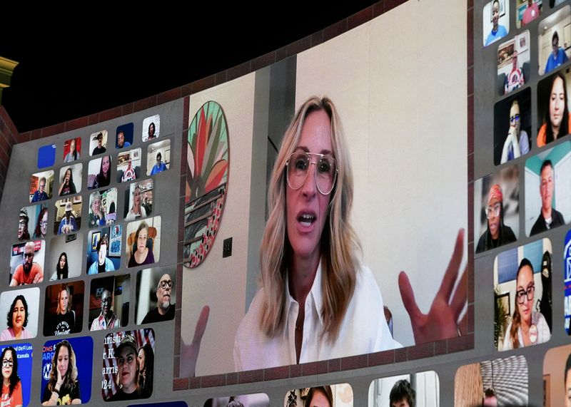 &copy; Reuters. FILE PHOTO: Julia Roberts speaks virtually during a campaign event for Democratic presidential nominee and U.S. Vice President Kamala Harris, in Detroit, Michigan, U.S., September 19, 2024. REUTERS/Kevin Lamarque/File Photo