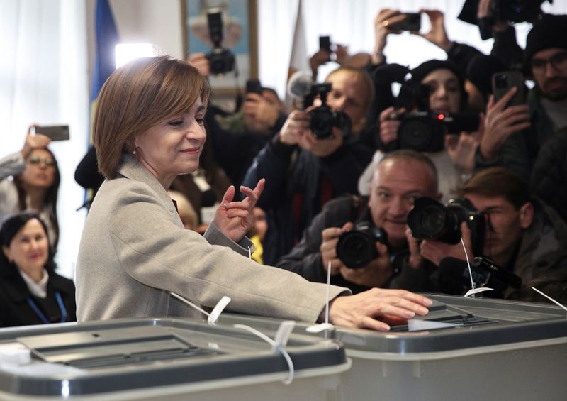 © Reuters. Moldova's incumbent President and presidential candidate Maia Sandu casts her ballots at a polling station, as the country holds a presidential election and a referendum on joining the European Union, in Chisinau, Moldova October 20, 2024. REUTERS/Vladislav Culiomza/File Photo